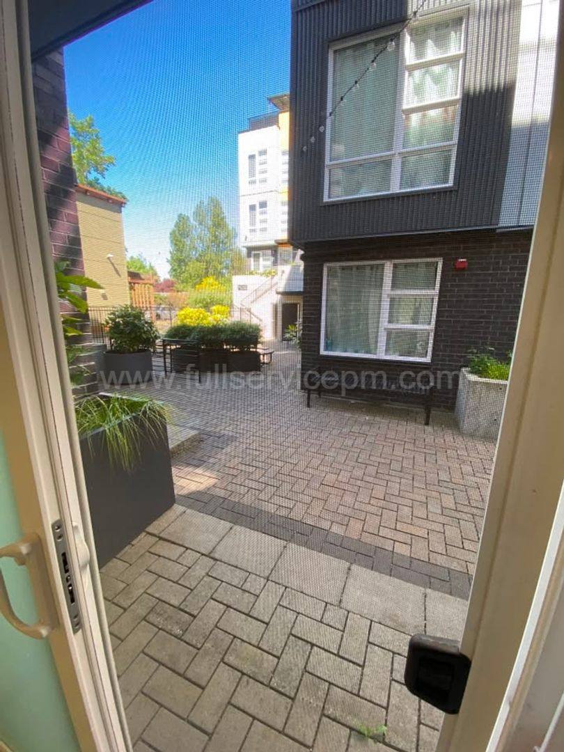 Townhouse for rent at 11208 Pineshurst Way NE, Seattle, WA 98125
