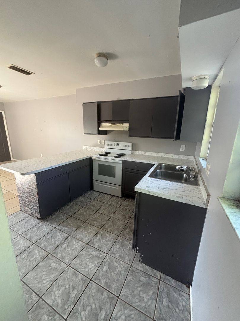 Apartment for rent at 929 33rd Ave W, Bradenton, FL 34205