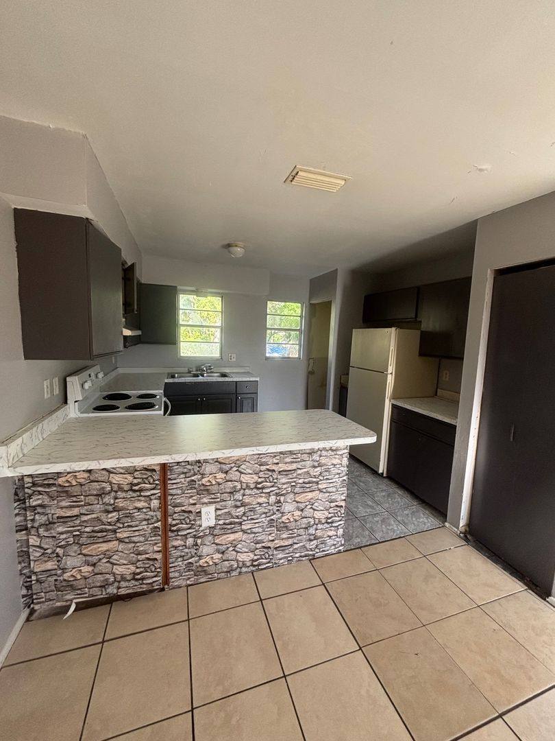 Apartment for rent at 929 33rd Ave W, Bradenton, FL 34205