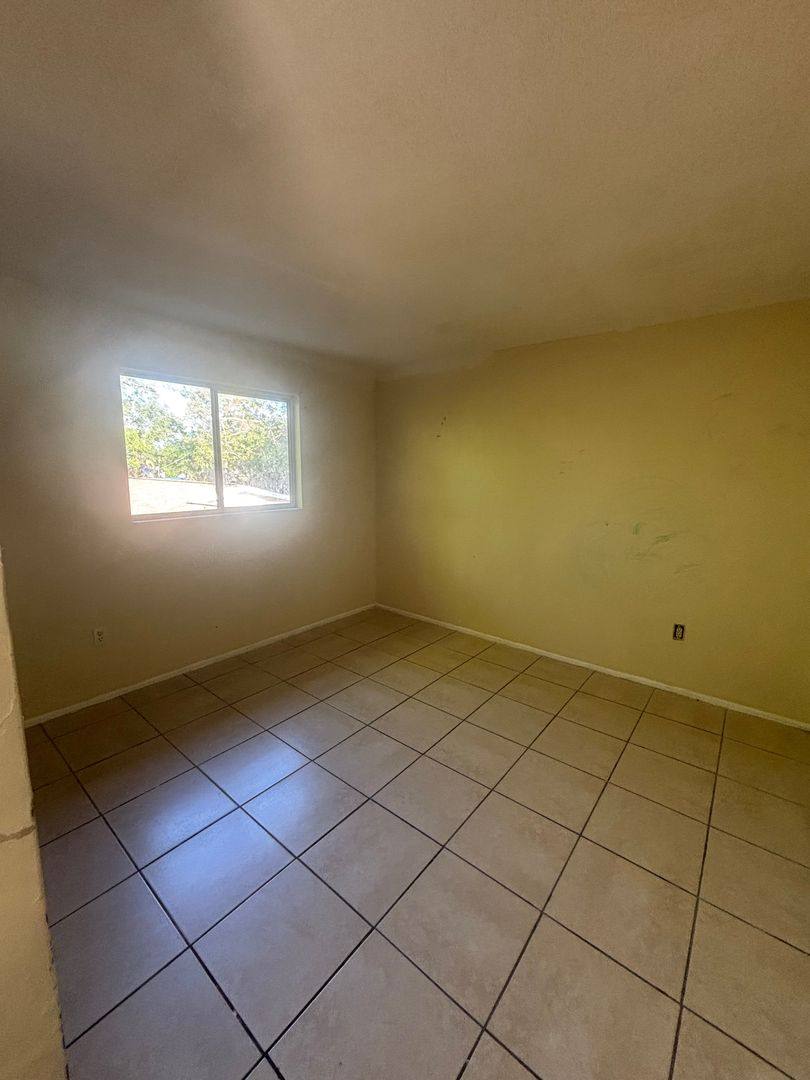 Apartment for rent at 929 33rd Ave W, Bradenton, FL 34205