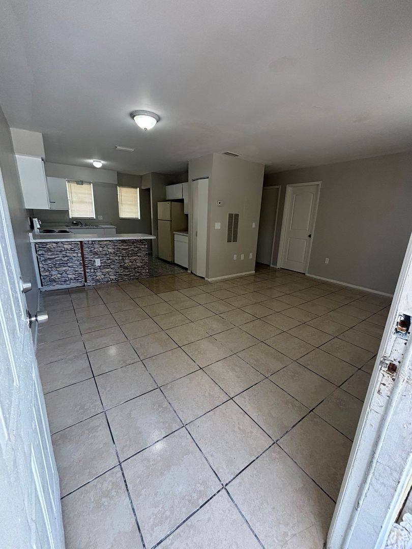 Apartment for rent at 929 33rd Ave W, Bradenton, FL 34205