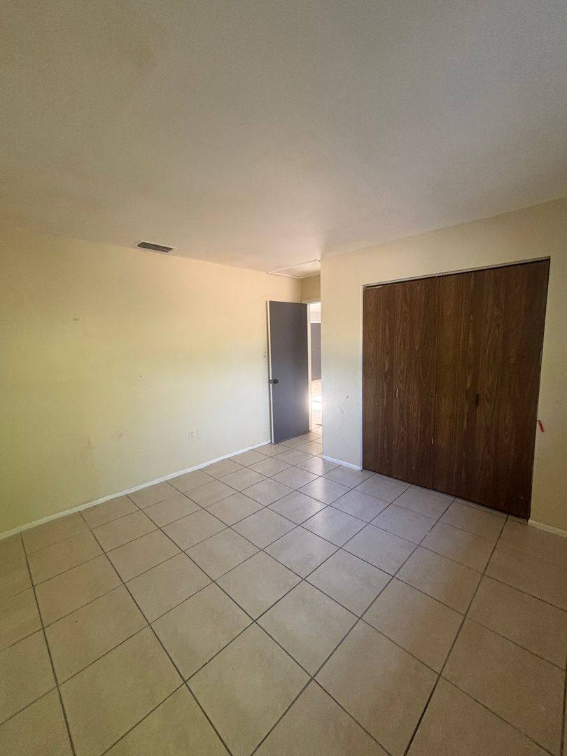 Apartment for rent at 929 33rd Ave W, Bradenton, FL 34205