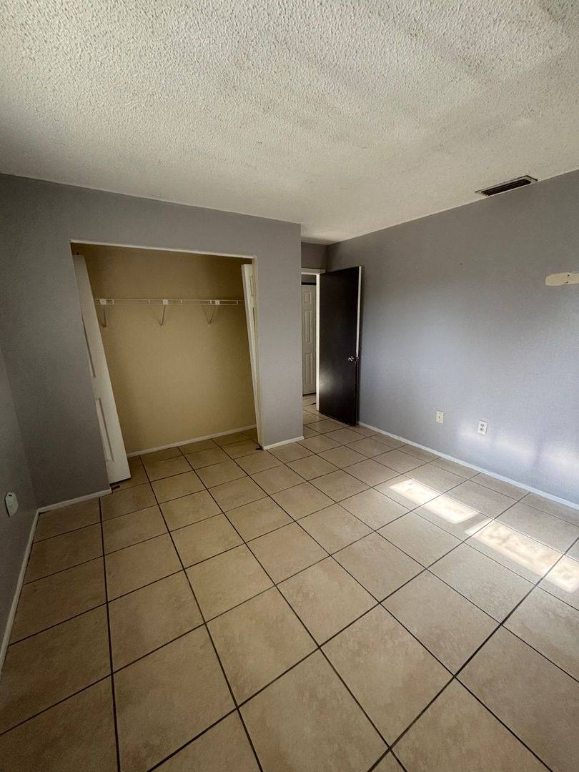 Apartment for rent at 929 33rd Ave W, Bradenton, FL 34205