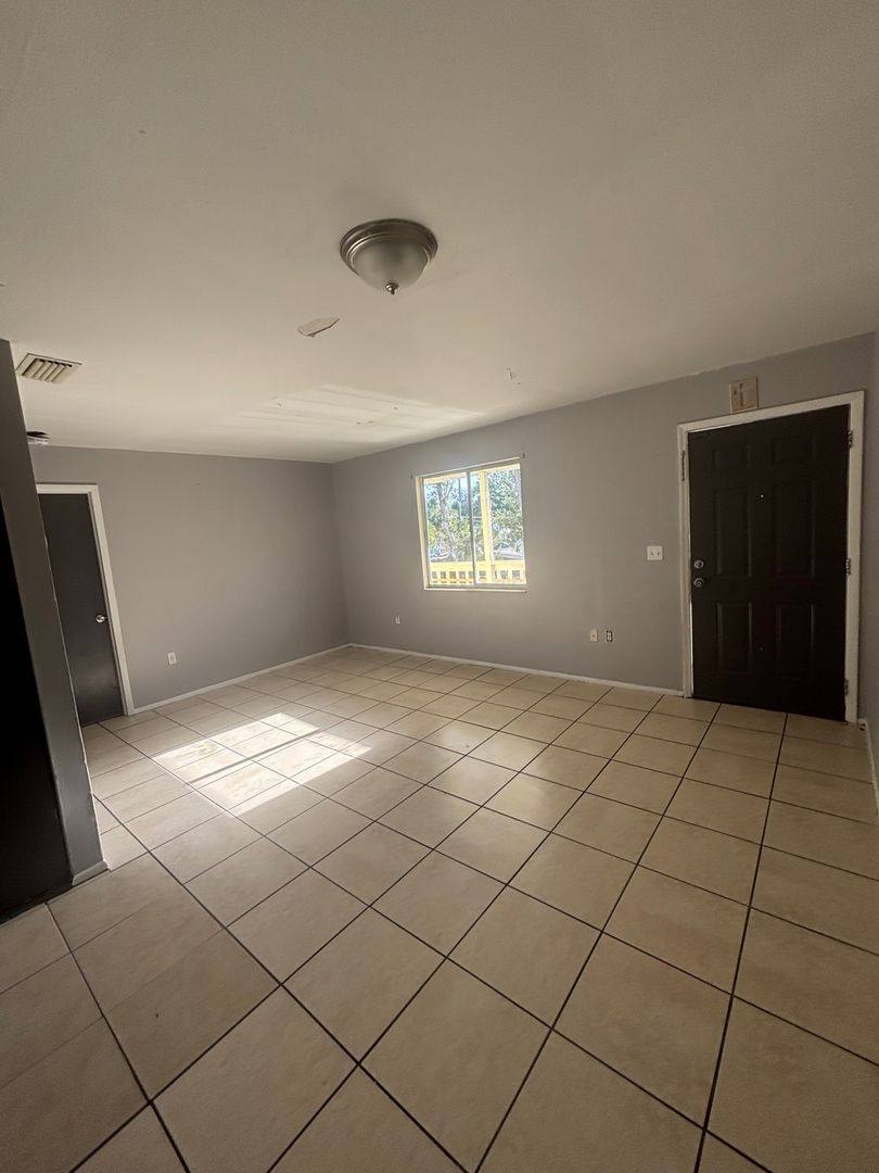 Apartment for rent at 929 33rd Ave W, Bradenton, FL 34205