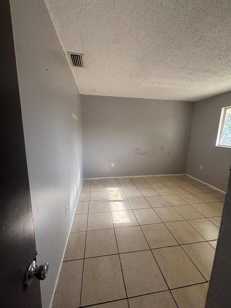 Apartment for rent at 929 33rd Ave W, Bradenton, FL 34205