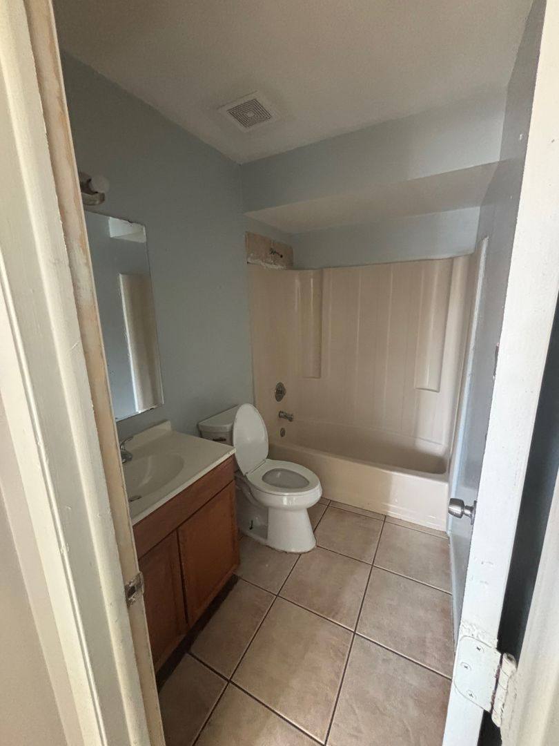 Apartment for rent at 929 33rd Ave W, Bradenton, FL 34205