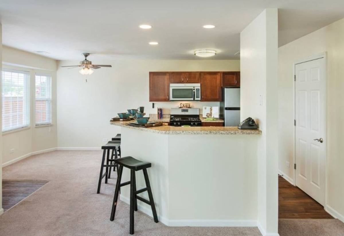 Townhouse for rent at 168 Gregory St, Aurora, IL 60504