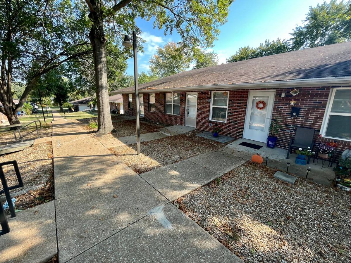 Apartment for rent at 1005 E Grand Ave, Cuba, MO 65453
