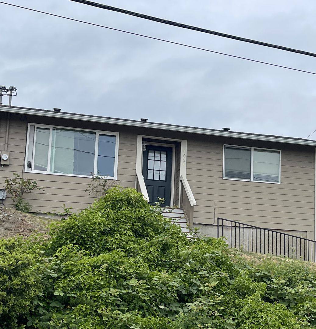 Apartment for rent at 1054 Callahan Dr, Bremerton, WA 98310