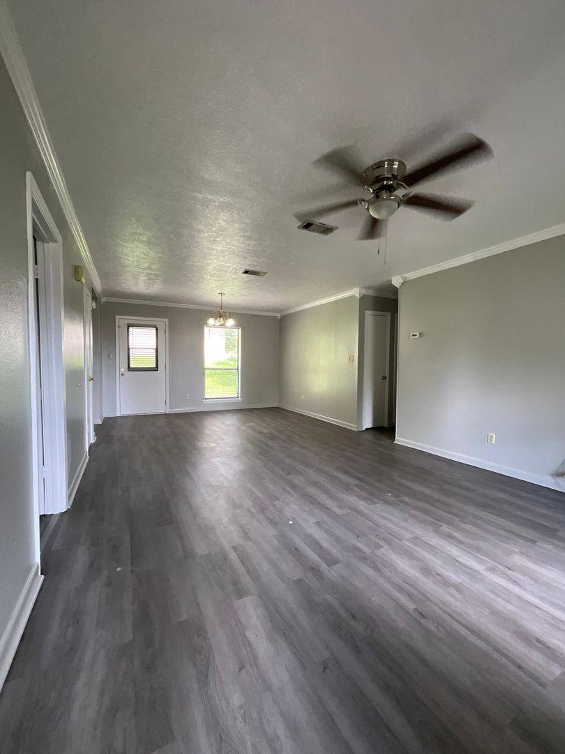House for rent at 400 S Seventh St, Leesville, LA 71446