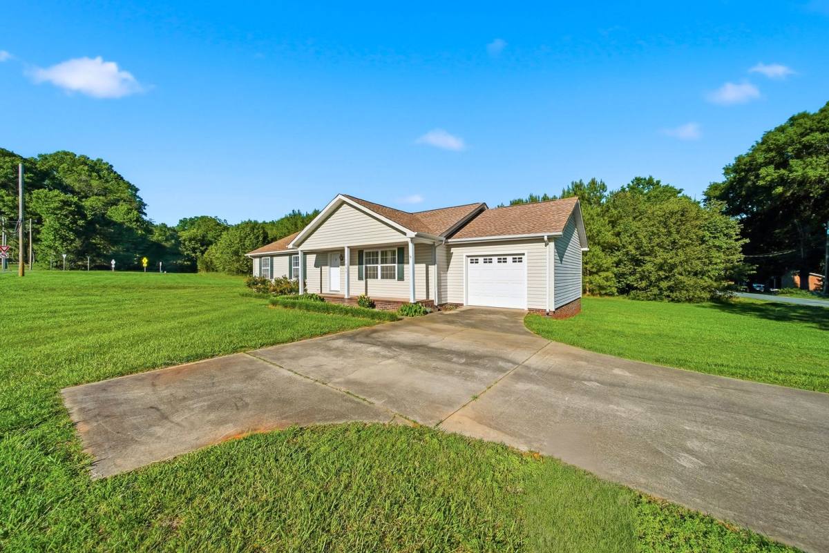 House for rent at 1602 County Home Rd, Conover, NC 28613