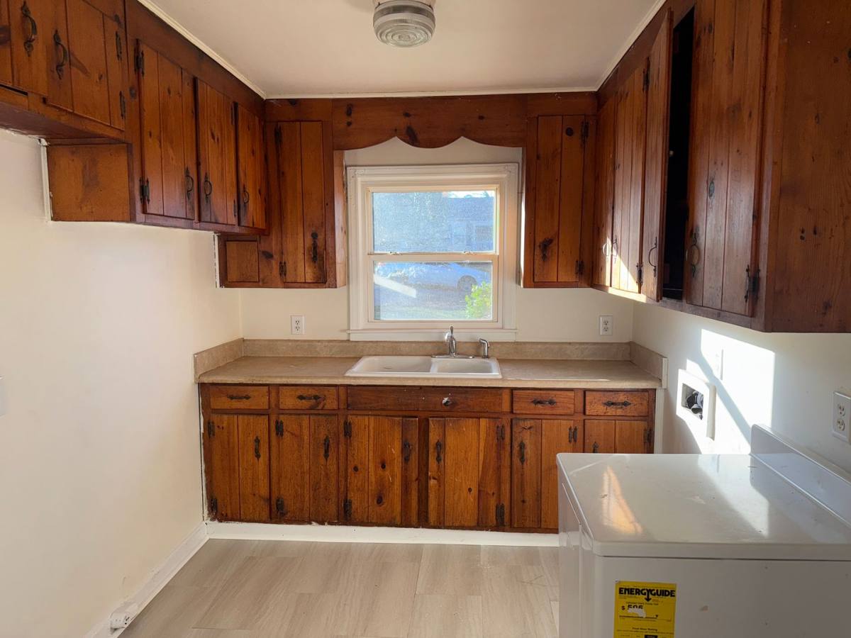 House for rent at 1520 Effingham Rd, Charlotte, NC 28208