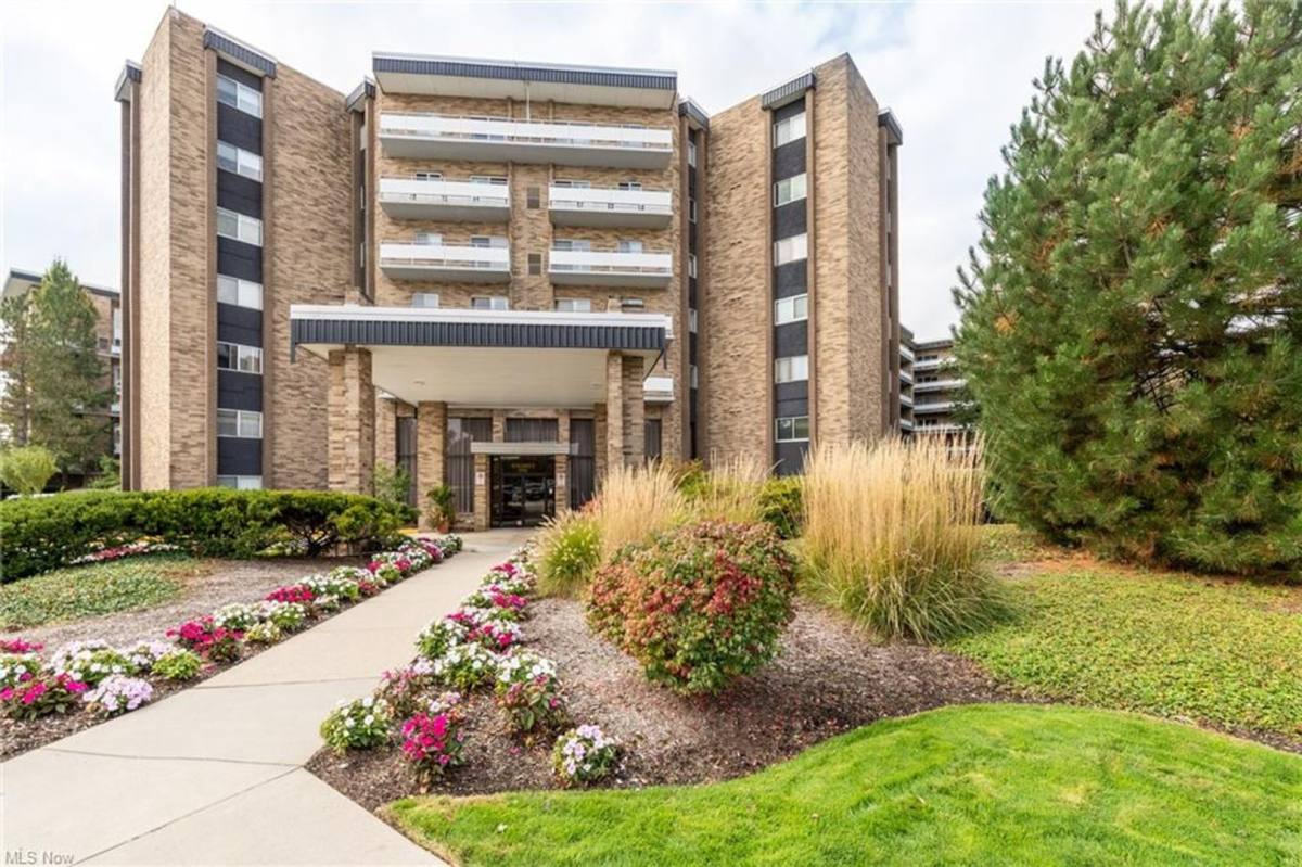 Apartment for rent at 2202 Acacia Dr, Cleveland, OH 44124