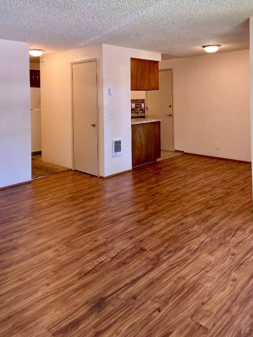 Apartment for rent at 88092-88094 Fifth Ave, Veneta, OR 97487