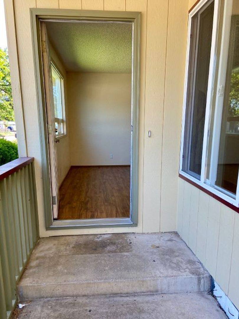 Apartment for rent at 88092-88094 Fifth Ave, Veneta, OR 97487