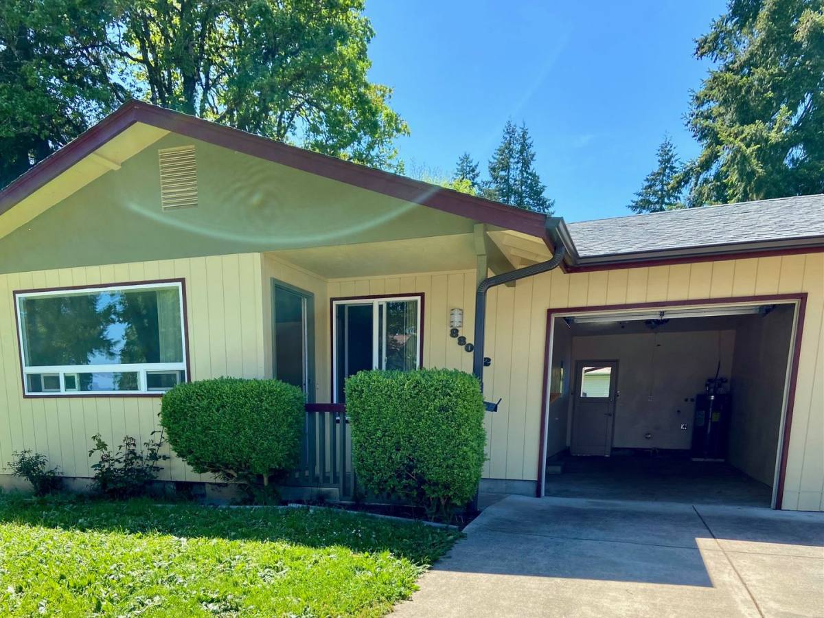 Apartment for rent at 88092-88094 Fifth Ave, Veneta, OR 97487