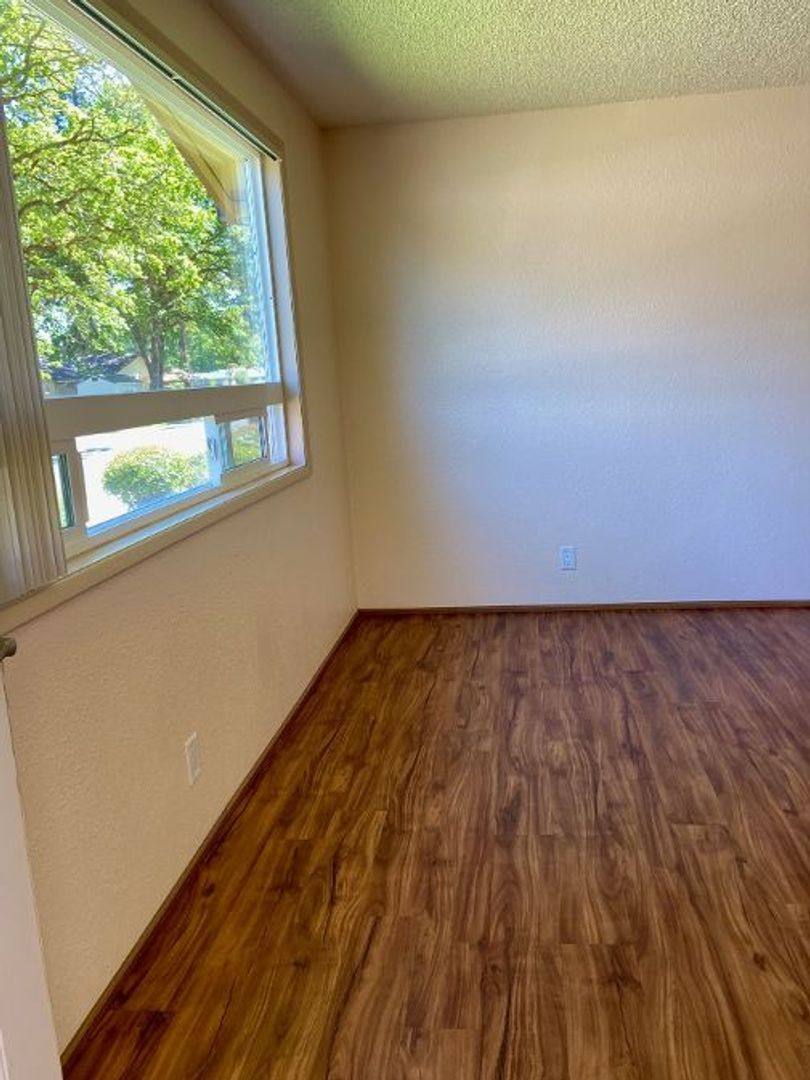 Apartment for rent at 88092-88094 Fifth Ave, Veneta, OR 97487