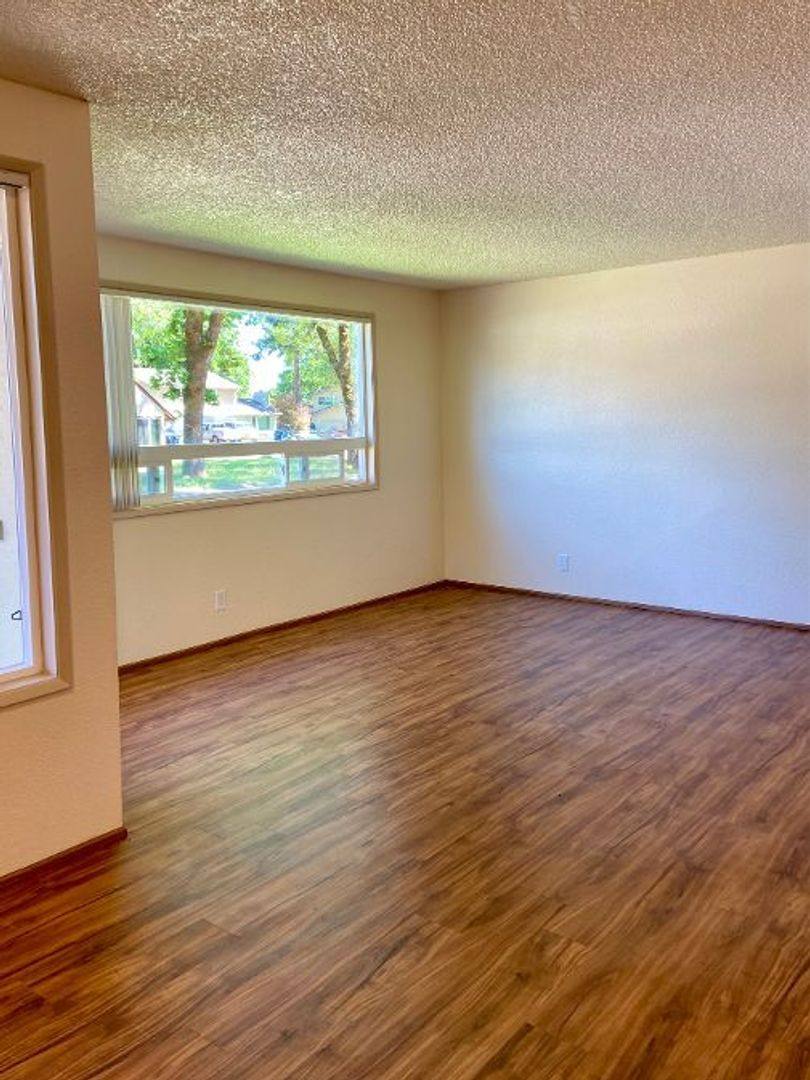 Apartment for rent at 88092-88094 Fifth Ave, Veneta, OR 97487