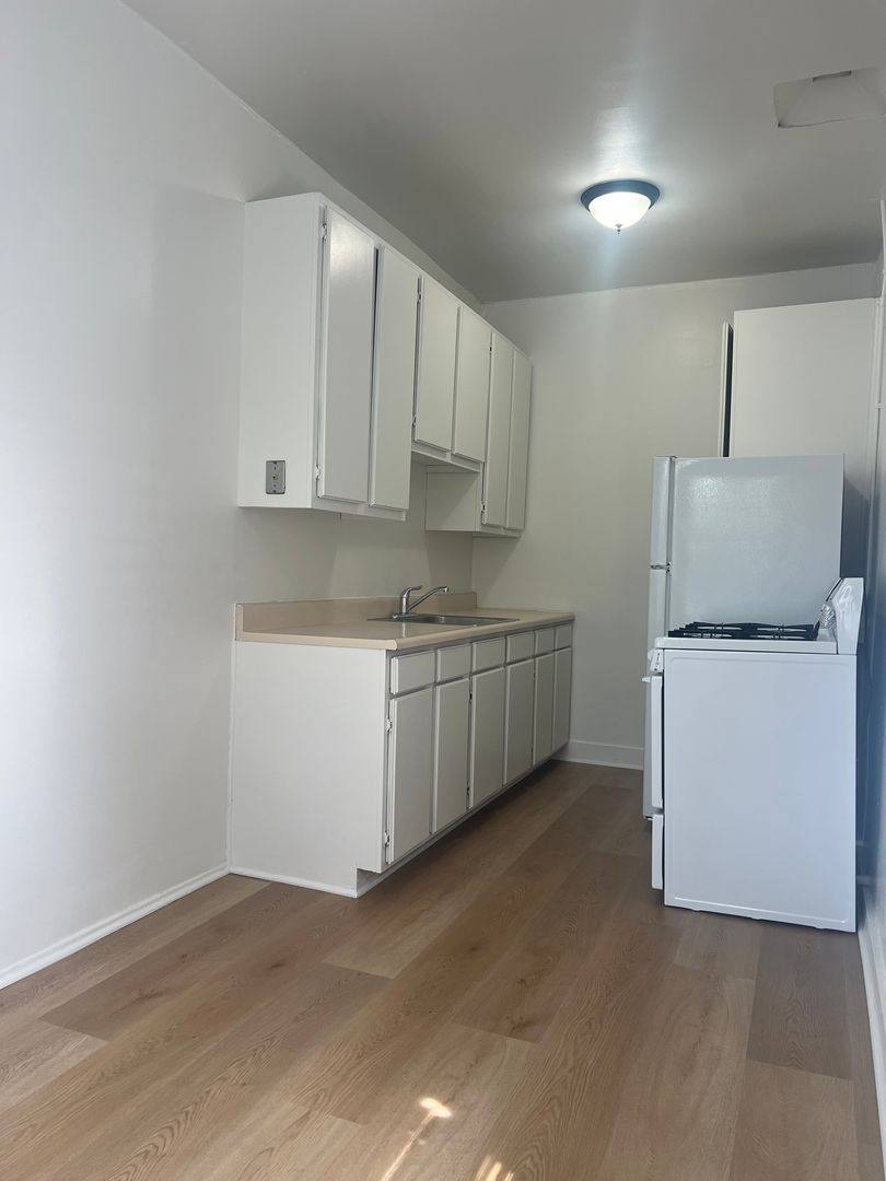 Apartment for rent at 732 S Mansfield Ave, Los Angeles, CA 90036