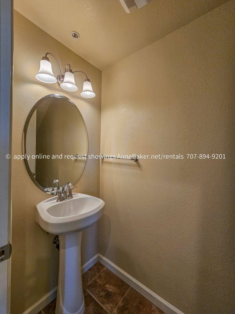 Condo for rent at 160 Healdsburg Ave, Cloverdale, CA 95425