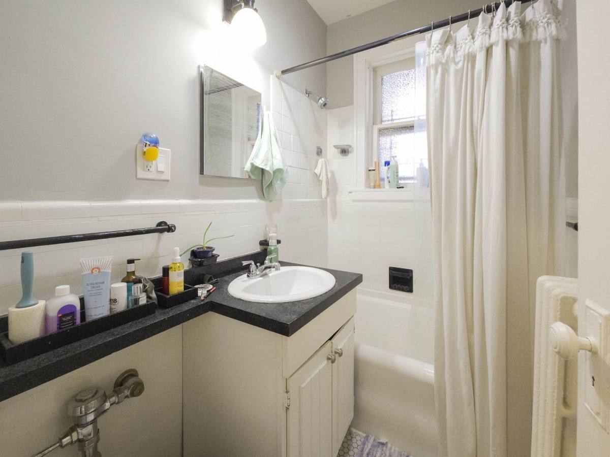 Apartment for rent at 3300 N Claremont Ave, Chicago, IL 60618
