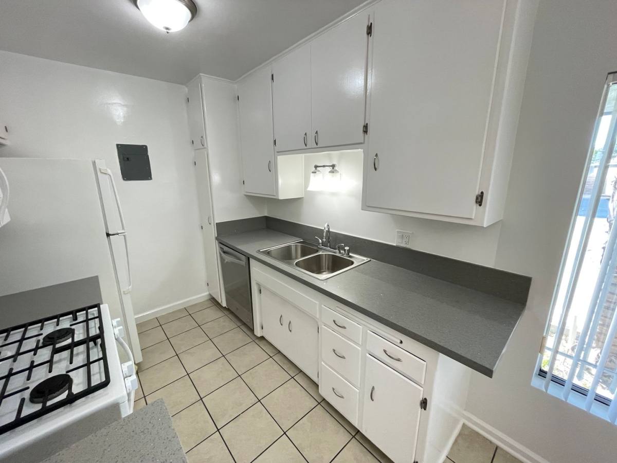 Apartment for rent at 11980 Walnut Lane, Los Angeles, CA 90025