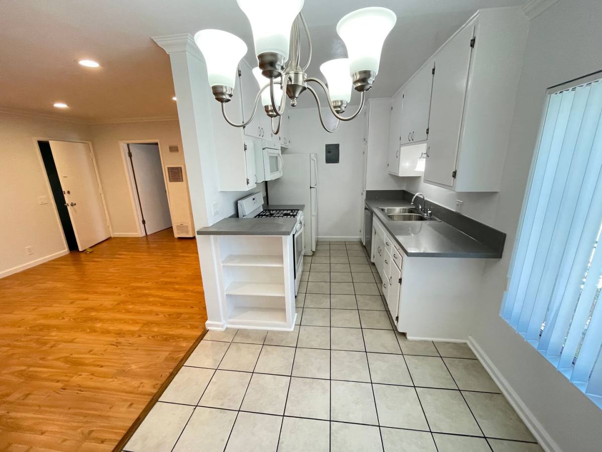 Apartment for rent at 11980 Walnut Lane, Los Angeles, CA 90025