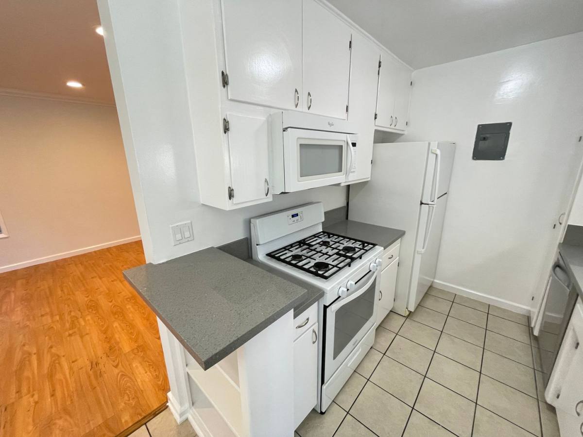 Apartment for rent at 11980 Walnut Lane, Los Angeles, CA 90025