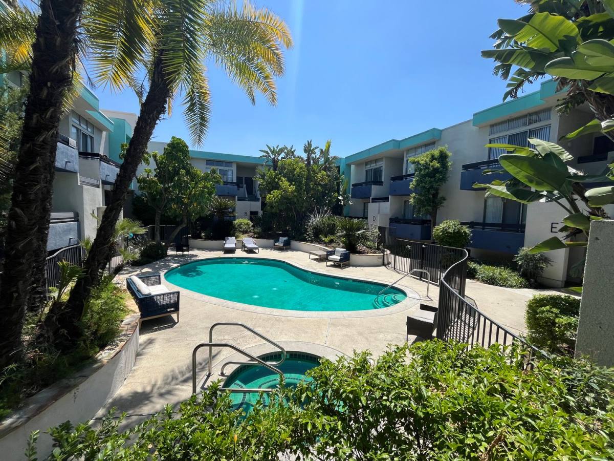 Apartment for rent at 16812 Sherman Way, Van Nuys, CA 91406