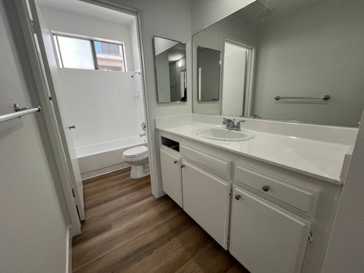 Apartment for rent at 16812 Sherman Way, Van Nuys, CA 91406