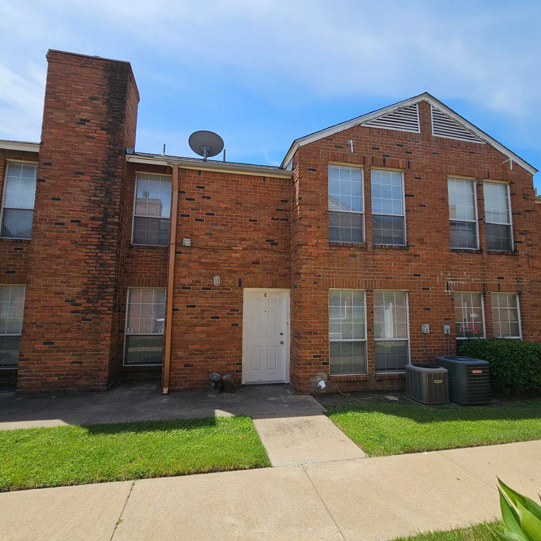 Apartment for rent at 1400 Darr St, Irving, TX 75061