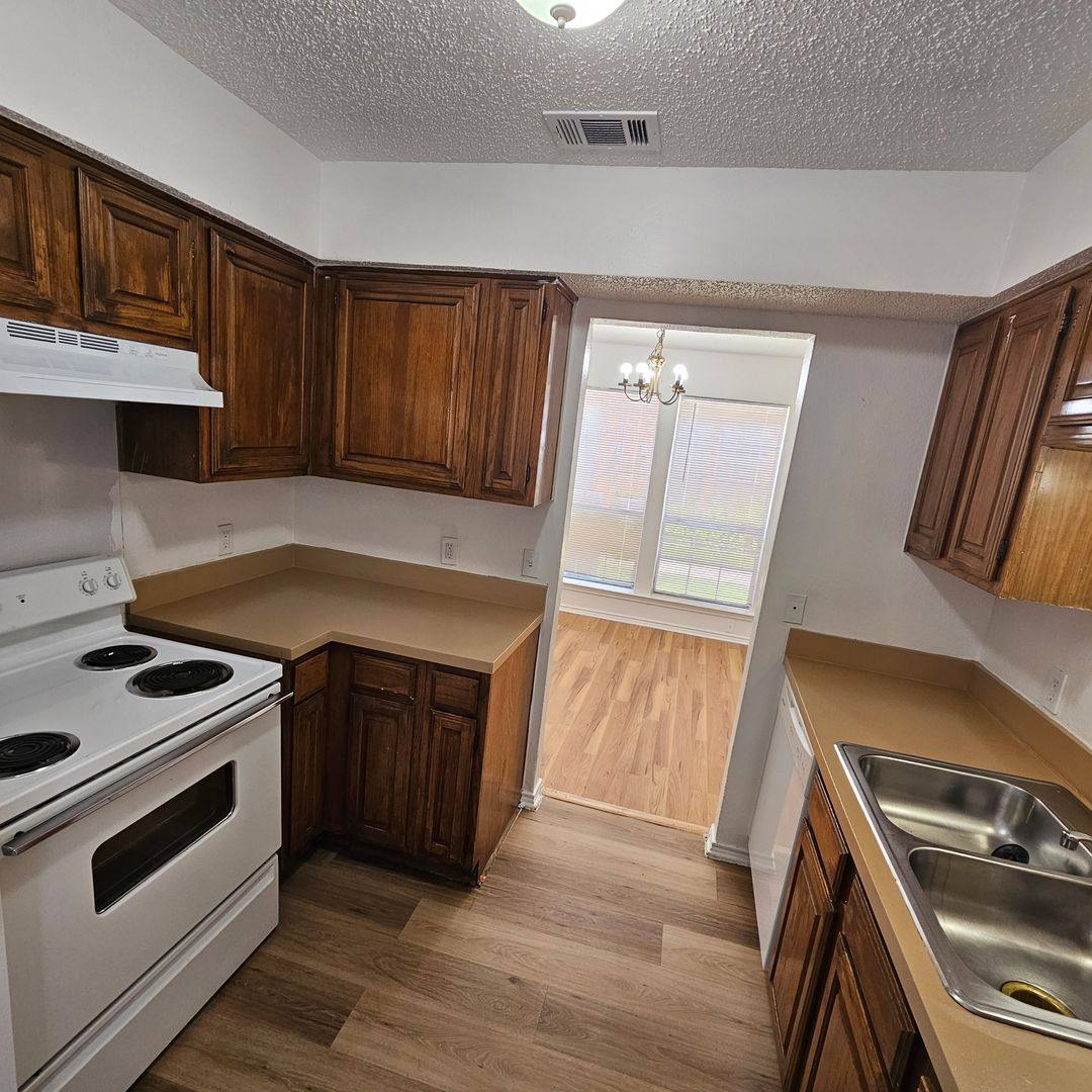 Apartment for rent at 1400 Darr St, Irving, TX 75061