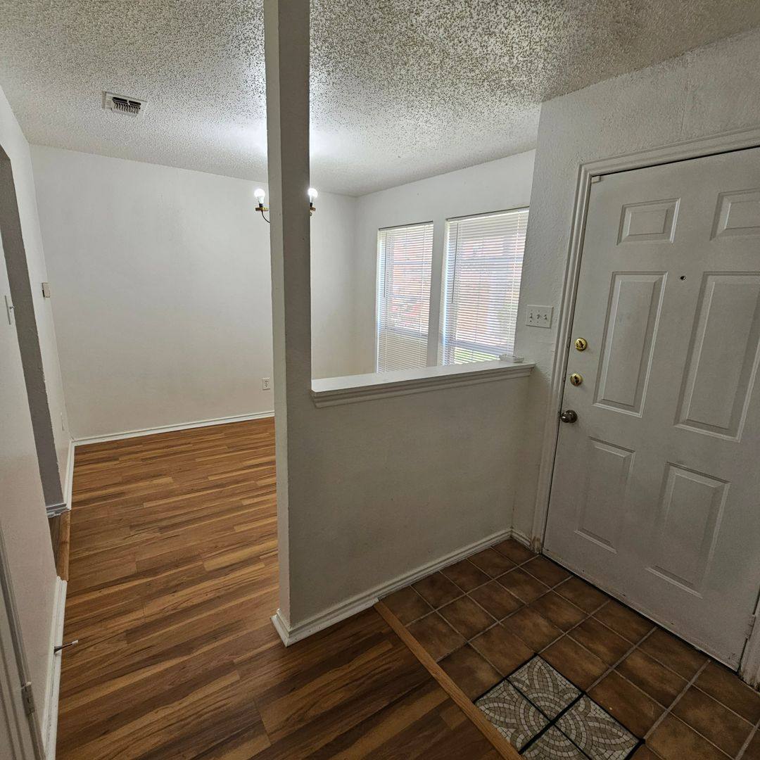 Apartment for rent at 1400 Darr St, Irving, TX 75061