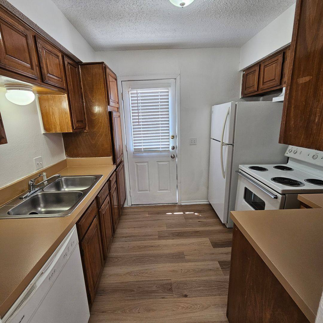 Apartment for rent at 1400 Darr St, Irving, TX 75061