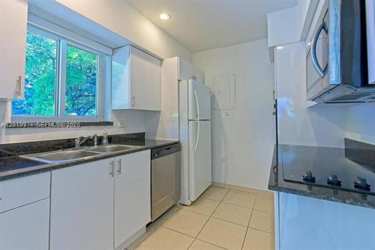 Apartment for rent at 5400 Orduna Dr, Miami, FL 33146