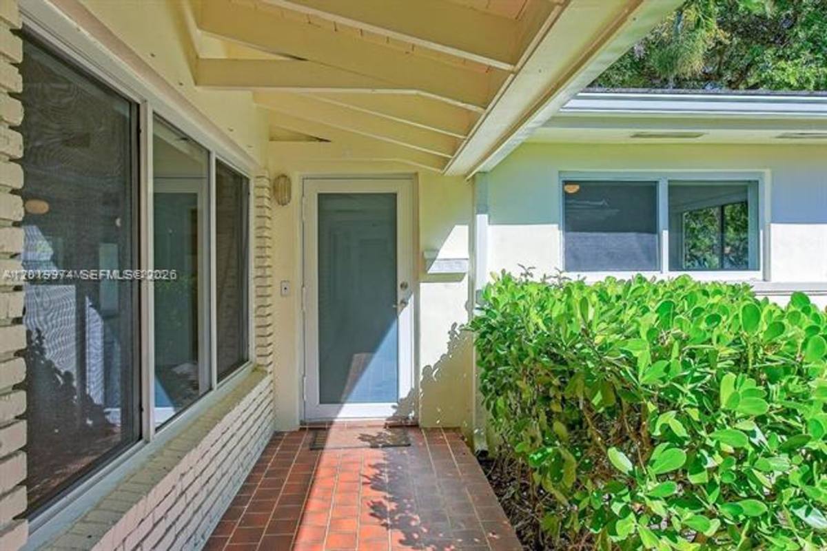 Apartment for rent at 5400 Orduna Dr, Miami, FL 33146
