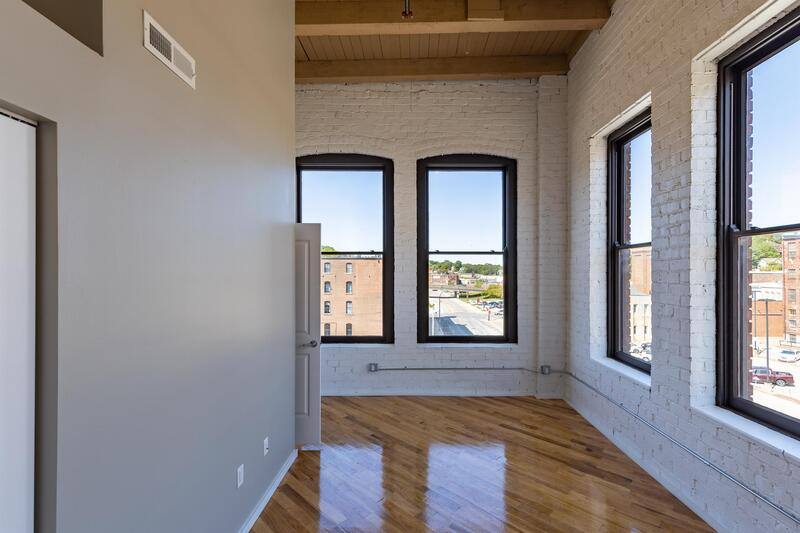 Apartment for rent at 116 N 4th St, Burlington, IA 52601