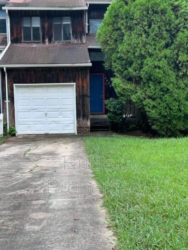 Townhouse for rent at 6024 Spanish Oak Rd, Charlotte, NC 28227