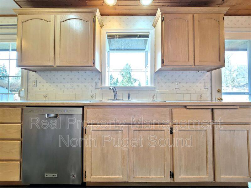 House for rent at 8002 W Glen Dr, Everett, WA 98203