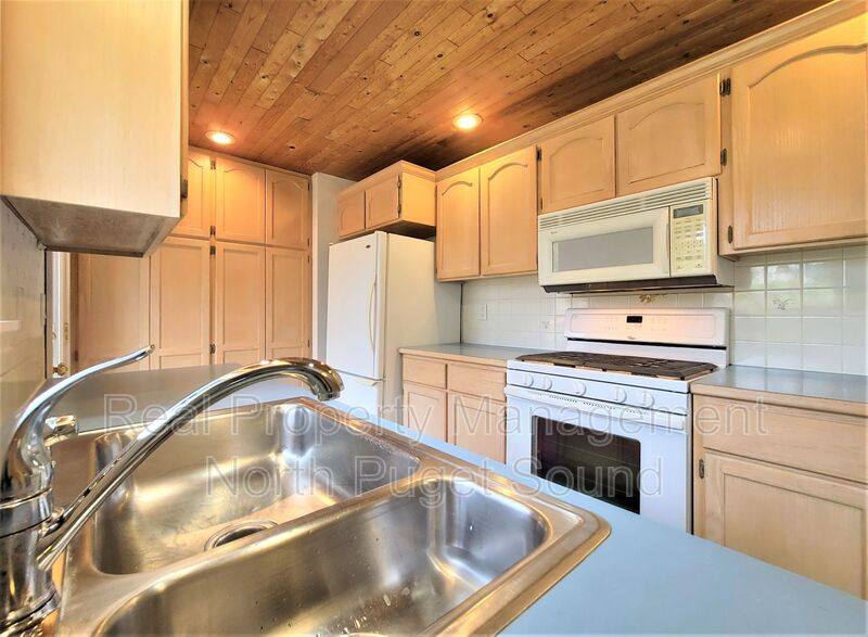 House for rent at 8002 W Glen Dr, Everett, WA 98203