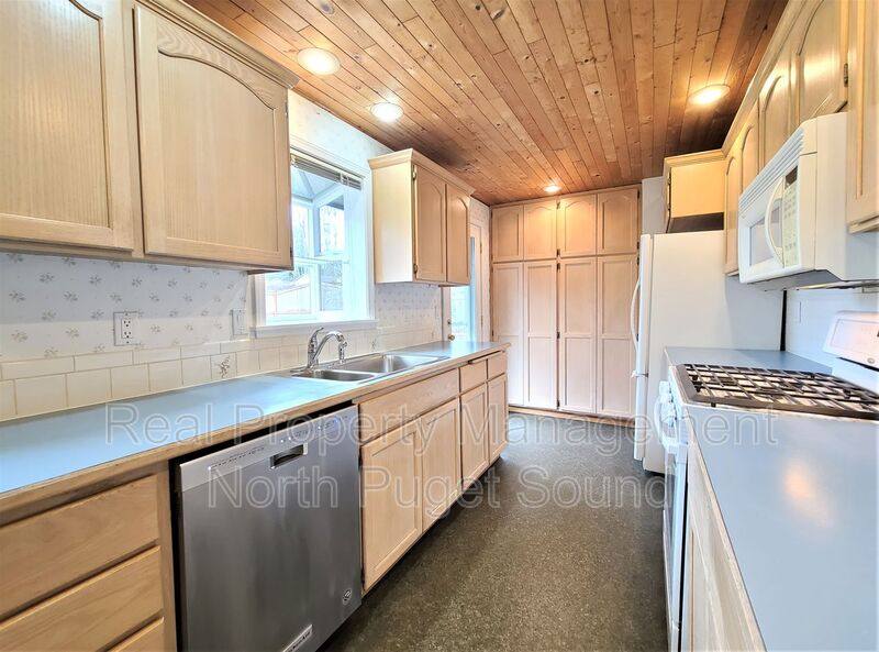 House for rent at 8002 W Glen Dr, Everett, WA 98203