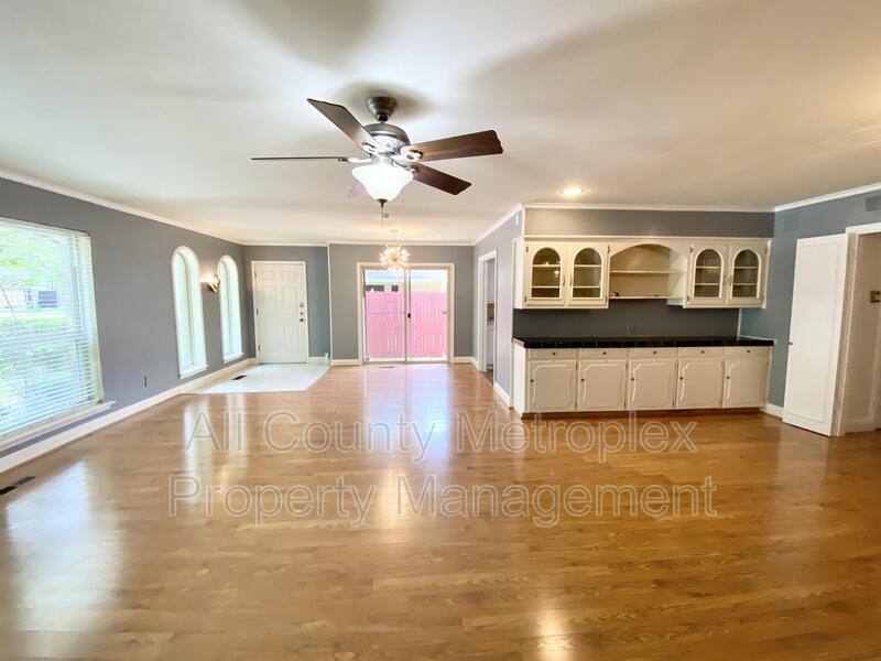 House for rent at 13318 Southview Lane, Dallas, TX 75240