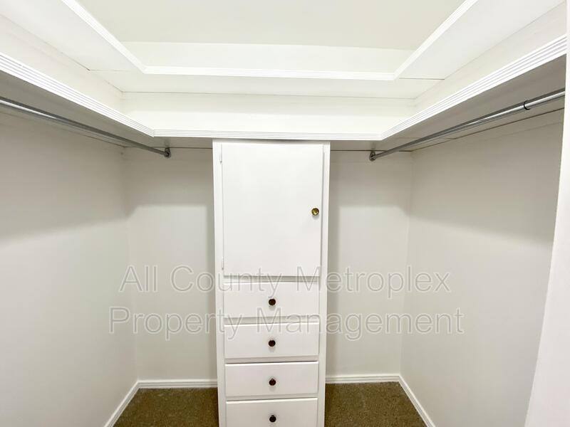 House for rent at 13318 Southview Lane, Dallas, TX 75240