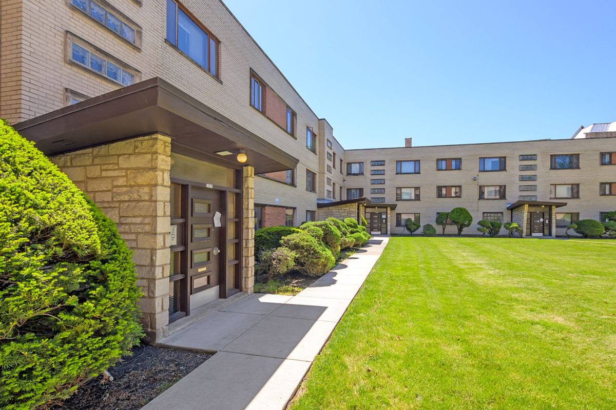 Apartment for rent at 10539-10555 S Hale Ave, Chicago, IL 60643