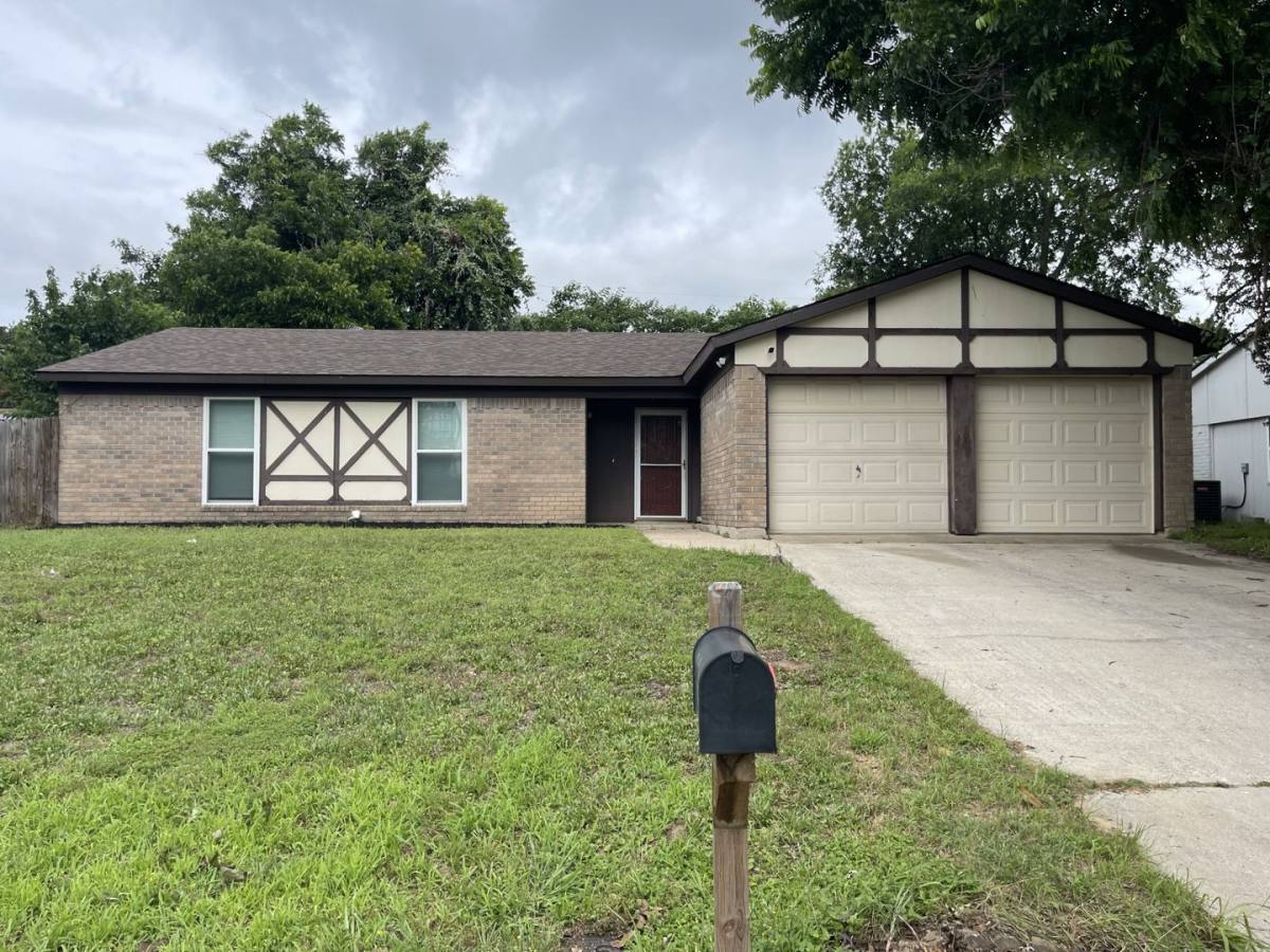 House for rent at 3718 French Wood Dr, Arlington, TX 76016