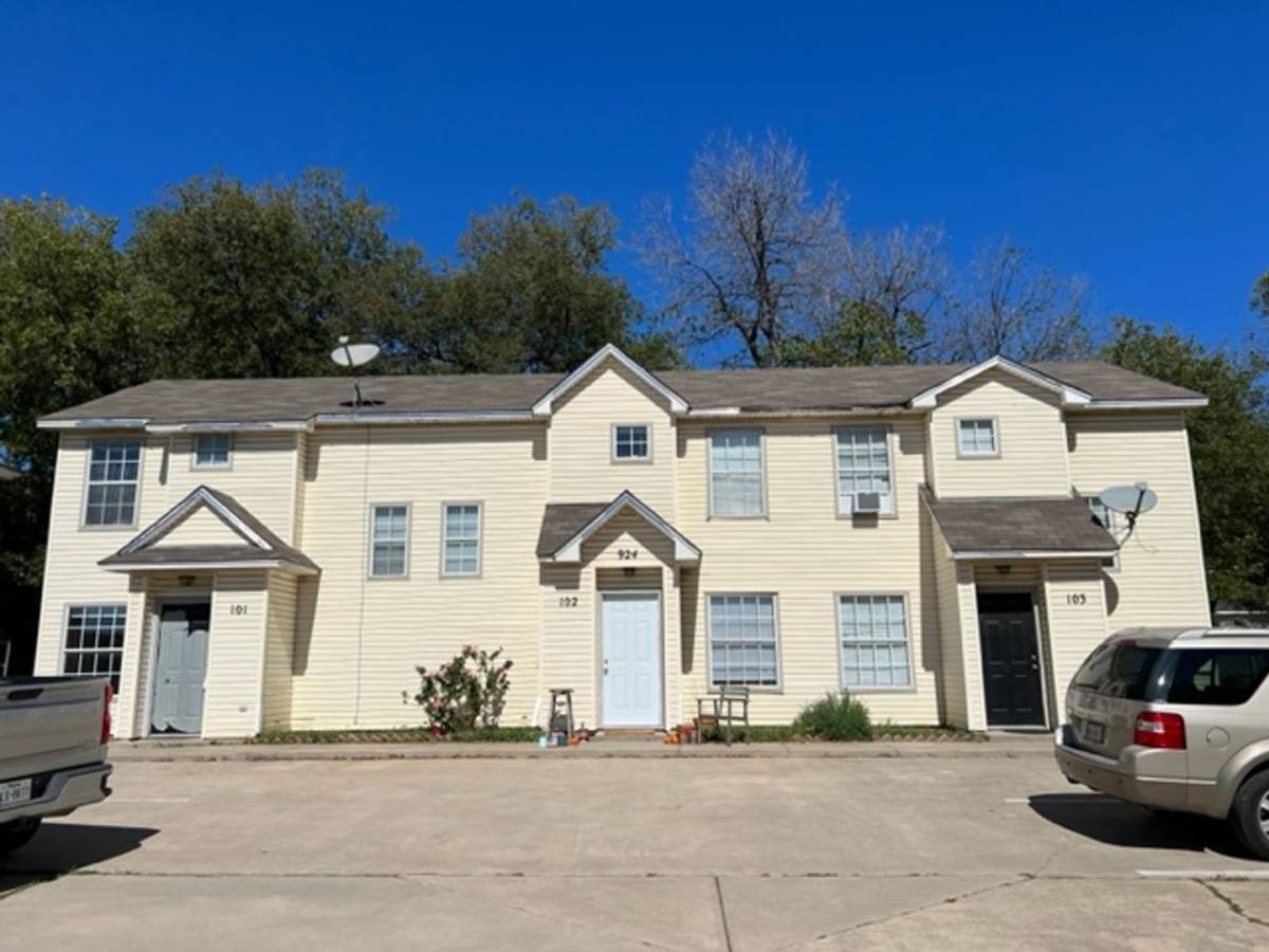 Apartment for rent at 916-924 W Mulberry St, Denton, TX 76201