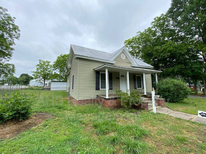 House for rent at 1013 Attica St, Burlington, NC 27215