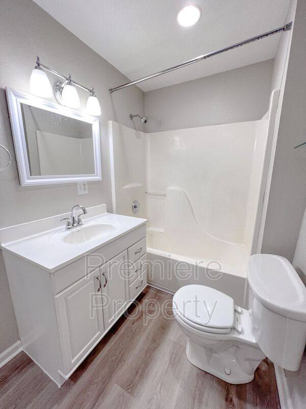 Townhouse for rent at 534 Forest Ave #A, Kansas City, MO 64106