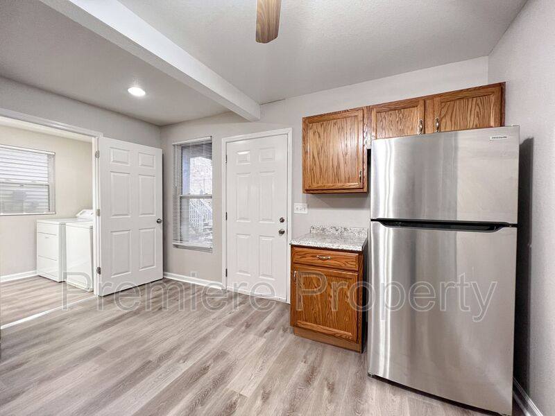 Townhouse for rent at 534 Forest Ave #A, Kansas City, MO 64106