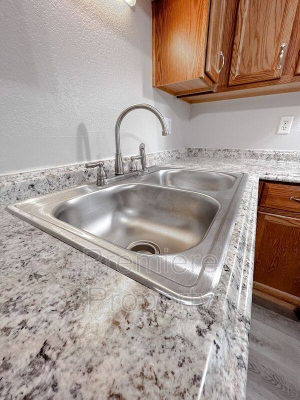 Townhouse for rent at 534 Forest Ave #A, Kansas City, MO 64106